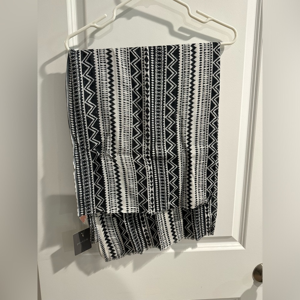 Black and white print scarf - lightweight